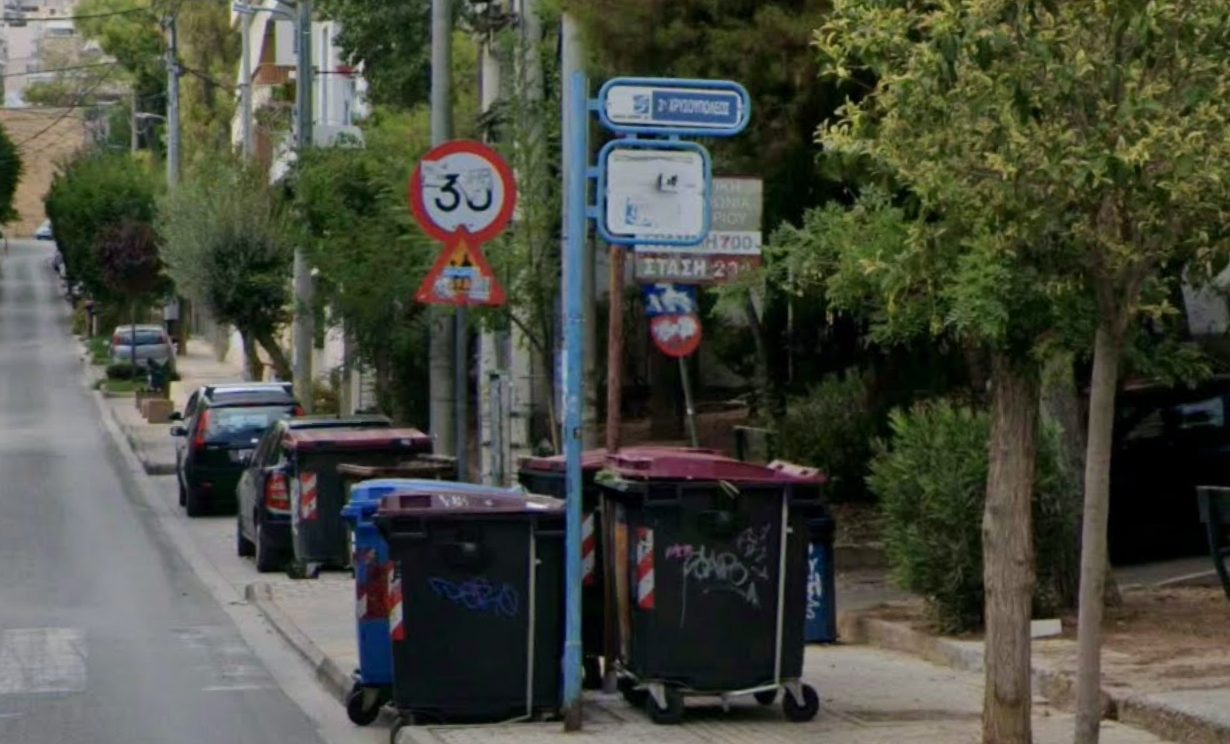 Οδός Ιωαννίνων: Στάση - Κάδος σκουπιδιών. Κανένα στέγαστρο ή παγκάκι φυσικά.